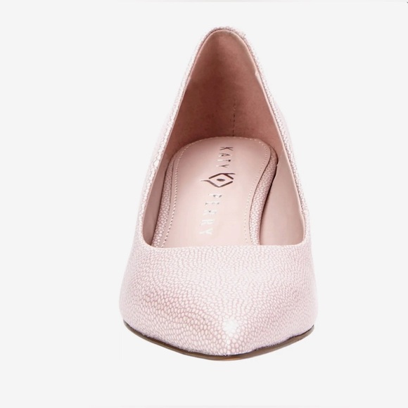 Katy Perry

The Golden Pump - Picture 6 of 11